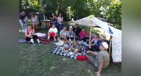 Пенсионери пекоха мезета на жар на пикник край Караманово