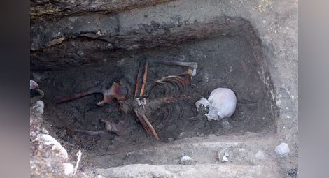 Един от откритите гробове с човешки скелет в него.