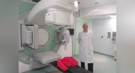 Д-р Никола Билдирев до уникалния апарат за лъчетерапия в Комплексния онкологичен център.  Снимки:Авторът