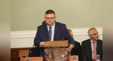 Цацаров иска отмяна на гражданството на 3 руснаци и 1 казахстанец