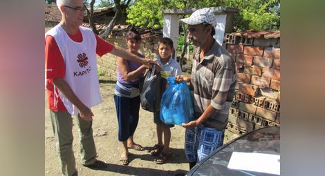 „Каритас Русе“ дари храна и хигиенни материали на 250 семейства от Левски