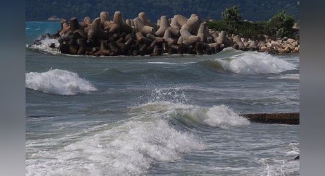 Опасно мъртво вълнение по Черноморието следващите дни