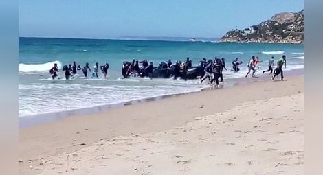 Десетки мигранти изненадаха туристи на испански плаж