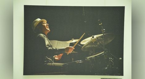 Барабанистът Емил Костуков от Дикси джаз бенд свири на джаз фест в старата столица - снимката е отличена в категорията „Репортаж“.