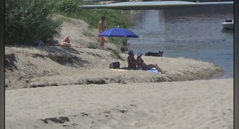 Въпреки забраната: Силистренци се къпят и плажуват на Дунав