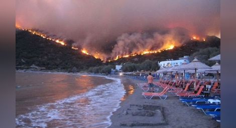 Огромни пожари в Гърция - спряха движението и обявиха бедствено положение