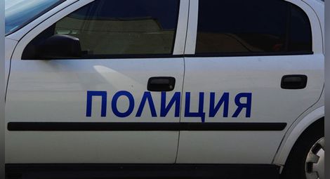 Трима мъже са задържани за нападение над полицейски служител в Костинброд