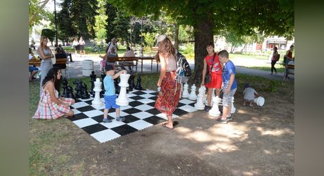 Градински шах забавлява малки  и големи пред библиотеката