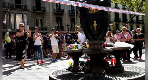 Хиляди почитат паметта на жертвите на атентата в Барселона