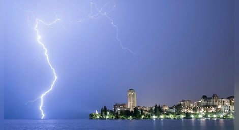Буря, градушка и проливни дъждове очакват на Балканите