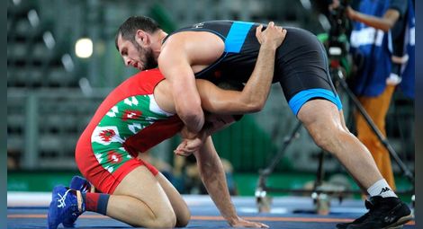 Две български победи на старта на Световното по борба