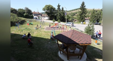 Нова детска площадка радва малчуганите в Батин