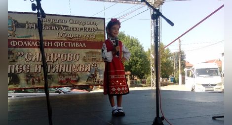 Сандрово събра на фестивалната сцена 5-годишната Ива и 83-годишната Николина
