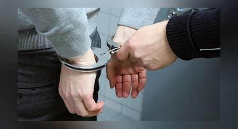 Задържаха двама мъже за телефонни измами в Троян
