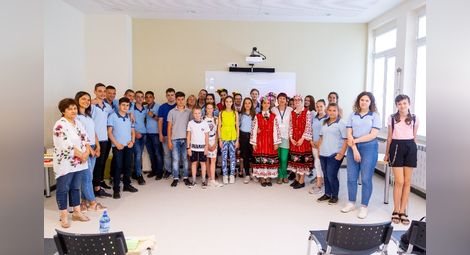 Ученици учиха руските си гости да правят шопска салата и да играят право хоро