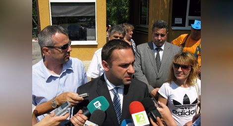 Министър Караниколов посети „Дунарит“ по време на протестите на работещите в завода през август и обеща фирмата да не спира работа.                                                                        Снимка: Архив