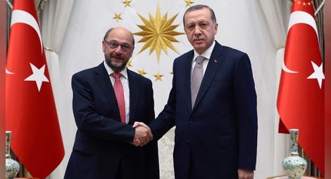 Шулц иска да развали миграционната сделка с Ердоган