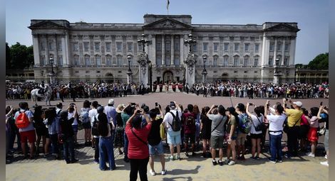 Принц Чарлз не харесва Бъкингамския дворец за бъдеща резиденция