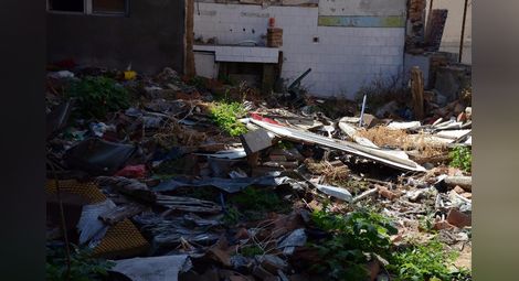 Живеещи зад Халите подложени на денонощна зловонна атака