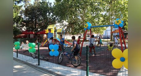 Нови детски площадки радват малчуганите в центъра