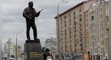 В Москва откриха статуя на Михаил Калашников с AK-47 в ръце