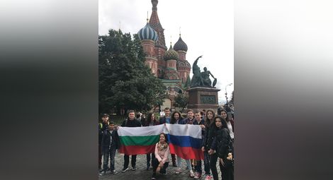 Преслава /клекналата пред знамената/ по време на посещението си в Москва. 		                  Снимка: Личен архив