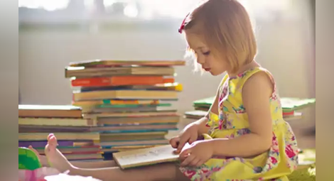 Родителите прекарват над 90 минути пред компютъра и само 25 - четат книги на децата си