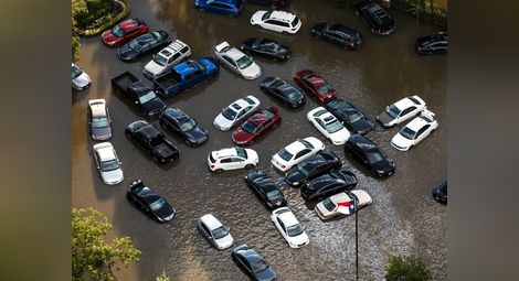 Бракуват хиляди коли заради урагана Харви