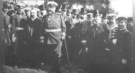 Цар Фердинанд, министър-председателят Александър Малинов, членове на правителството и генерали при обявяването на независимостта на България. Източник: Централен държавен архив