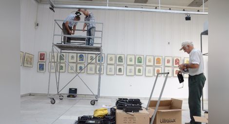 Специално за изложбата на Шагал галерията се сдоби с ново артистично осветление с помощта на Министерството на културата. 			 	       Снимки: Бисер ТОДОРОВ