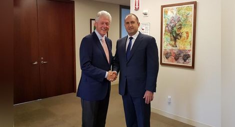 Радев се срещна с Бил Клинтън, покани го в България