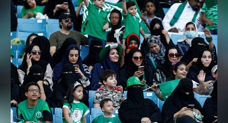 За първи път допуснаха жени до спортен стадион в Рияд