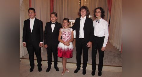 Николай Димитров /крайният вдясно/ и Вероника Илиева с трима от другите талантливи пианисти. 	 Снимка: Личен архив
