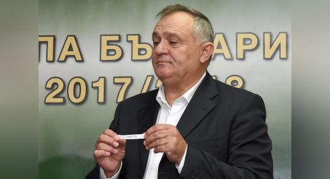 Президентът на Професионалната футболна лига Стефан Капралов изтегли листчето с името на „Дунав“.  Снимка: Николай ВАРАДИНОВ, Булфото