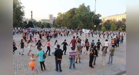 Флашмоб на площада вече е традиция за танцовата школа.  Снимка: „Играорци“