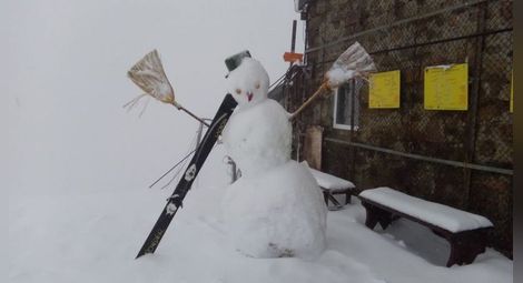 На Мусала извадиха ските и вече правят снежни човеци