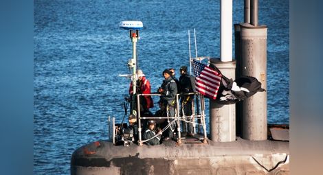 Най-секретната подводница на САЩ издигна пиратски флаг (ВИДЕО)