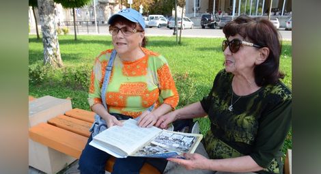 Дора Бобева и Цонка Букурова (отляво надясно) разглеждат снимки от екопротестите преди 30 години.