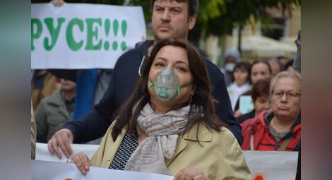След 30 години русенци отново са на площада с искане да дишат чист въздух.                   Снимки: Бисер ТОДОРОВ и архив