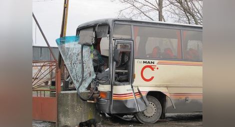 17-годишен катастрофира с откраднат автобус