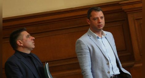 Делян Добрев депозира оставката си като депутат