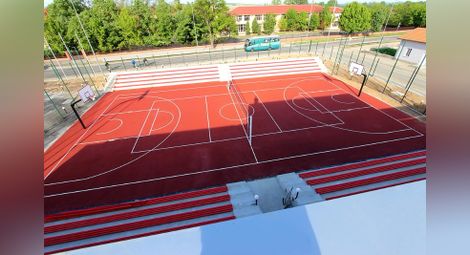 Комбинирани спортни площадки изграждат в Глоджево и Смирненски