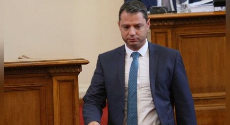 Парламентът не пусна Делян Добрев да си ходи