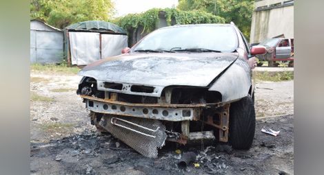 Фиат обгоря в огнено послание в квартал „Захарна фабрика“