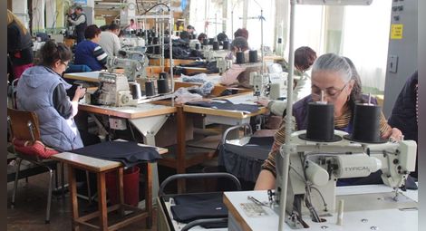 Четири български шивашки фабрики ще шият шаловете и вратовръзките за Председателството на ЕС