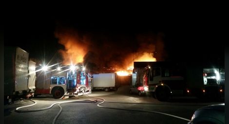Голям пожар изпепели складове и автосервиз в Русе