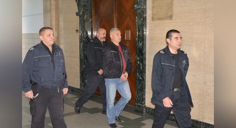 Екскриминалистът Ваньо Димитров бе доведен в съдебна зала с белезници от затвора в Ловеч.  Снимка:Бисер ТОДОРОВ