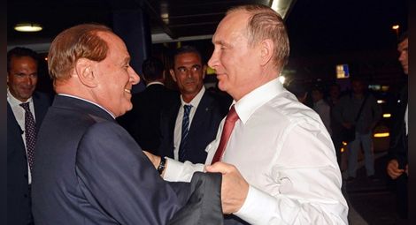 Берлускони подари на Путин спално бельо с тяхна снимка