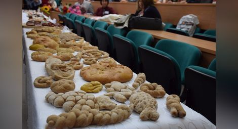 50 празнични хляба от пет  страни подредиха в университета