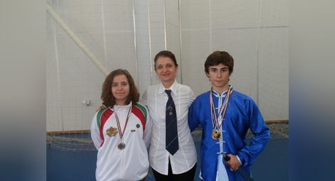 Шампионката възпитава шампиони - Мария Неделчева с двама от талантливите си възпитаници. 		            Снимка: Архив